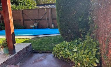 Casa en venta en Marmol 3 ambientes con pileta y doble cochera
