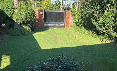 Casa en venta en Marmol 3 ambientes con pileta y doble cochera