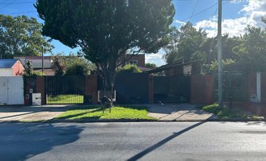 Casa en venta en Marmol 3 ambientes con pileta y doble cochera