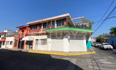 Casa en Venta con Uso Habitacional y Comercial en Centro Nicolás Bravo