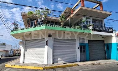Casa en Venta con Uso Habitacional y Comercial en Centro Nicolás Bravo