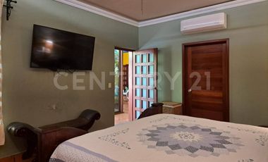 CASA EN VENTA, AMPLIA ESTILO COLIMOTA , ACABADOS ACABADOS EN MADERA DE LUJO