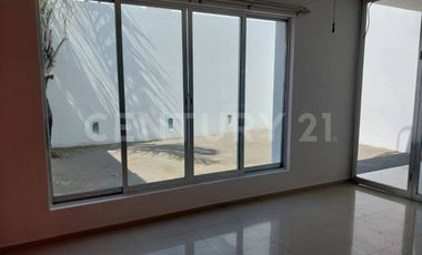 Casa en Renta en Residencial Esmeralda Norte, Colima