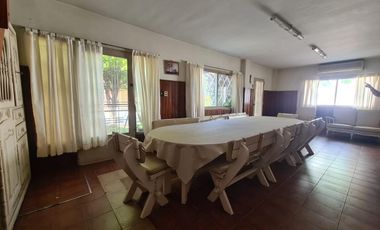 CASA DE GRAN TAMAÑO – IDEAL PARA DOS O TRES FAMILIAS – PATIO Y ESPACIO VERDE