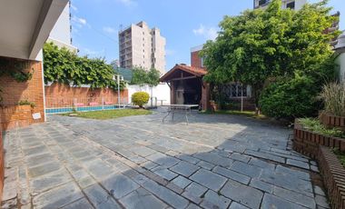 CASA DE GRAN TAMAÑO – IDEAL PARA DOS O TRES FAMILIAS – PATIO Y ESPACIO VERDE