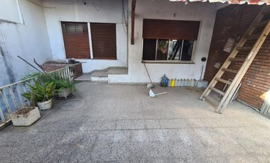 CASA DE GRAN TAMAÑO – IDEAL PARA DOS O TRES FAMILIAS – PATIO Y ESPACIO VERDE