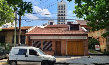 CASA DE GRAN TAMAÑO – IDEAL PARA DOS O TRES FAMILIAS – PATIO Y ESPACIO VERDE