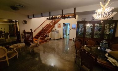 CASA DE GRAN TAMAÑO – IDEAL PARA DOS O TRES FAMILIAS – PATIO Y ESPACIO VERDE