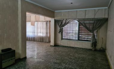CASA DE GRAN TAMAÑO – IDEAL PARA DOS O TRES FAMILIAS – PATIO Y ESPACIO VERDE
