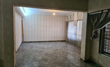 CASA DE GRAN TAMAÑO – IDEAL PARA DOS O TRES FAMILIAS – PATIO Y ESPACIO VERDE