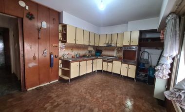CASA DE GRAN TAMAÑO – IDEAL PARA DOS O TRES FAMILIAS – PATIO Y ESPACIO VERDE