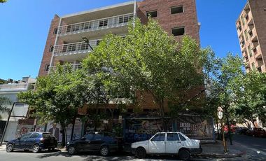 Local de 36m2 con 1 baño y 4mts de Frente de Vidriera