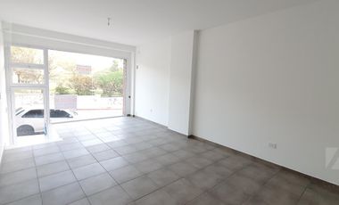 Local de 36m2 con 1 baño y 4mts de Frente de Vidriera