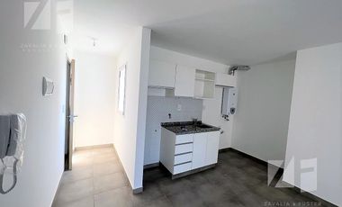 Local de 36m2 con 1 baño y 4mts de Frente de Vidriera