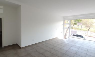Local de 36m2 con 1 baño y 4mts de Frente de Vidriera