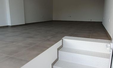 Local de 36m2 con 1 baño y 4mts de Frente de Vidriera
