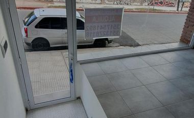 Local de 36m2 con 1 baño y 4mts de Frente de Vidriera