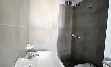 Local de 36m2 con 1 baño y 4mts de Frente de Vidriera