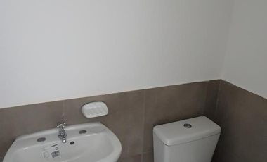 Local de 36m2 con 1 baño y 4mts de Frente de Vidriera
