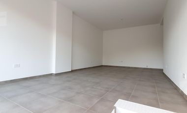 Local de 36m2 con 1 baño y 4mts de Frente de Vidriera