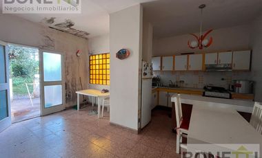 Casa antigua en venta en excelente ubicación y un hermoso patio