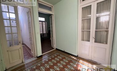 Casa antigua en venta en excelente ubicación y un hermoso patio