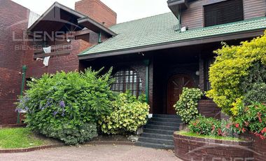 Casa estilo chalet 6 ambientes con jardín y quincho en venta - Bernal