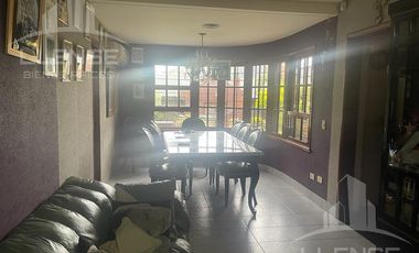 Casa estilo chalet 6 ambientes con jardín y quincho en venta - Bernal