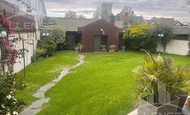 Casa estilo chalet 6 ambientes con jardín y quincho en venta - Bernal