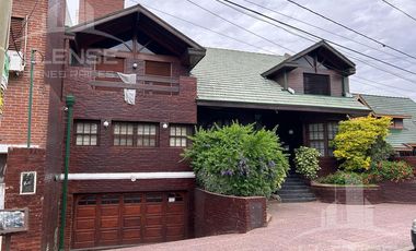 Casa estilo chalet 6 ambientes con jardín y quincho en venta - Bernal