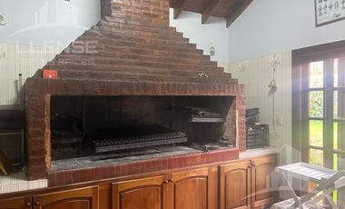 Casa estilo chalet 6 ambientes con jardín y quincho en venta - Bernal