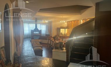 Casa estilo chalet 6 ambientes con jardín y quincho en venta - Bernal