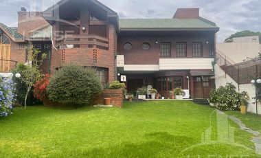 Casa estilo chalet 6 ambientes con jardín y quincho en venta - Bernal