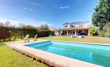 Casa en Venta en Abril Club de Campo