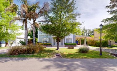 Casa en Venta en Abril Club de Campo