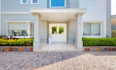 Casa en Venta en Abril Club de Campo