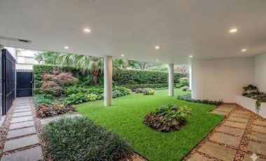 Casa en Barrio Parque con 7 dormitorios, jardin, terraza, 2 cocheras, 2 ascensores, 45 m de frente