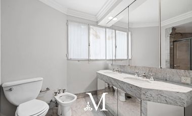 Casa en Barrio Parque con 7 dormitorios, jardin, terraza, 2 cocheras, 2 ascensores, 45 m de frente