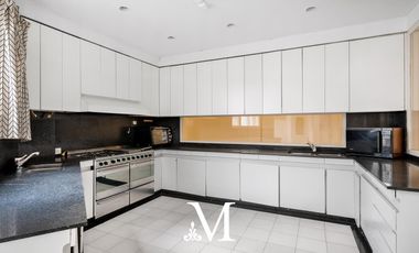 Casa en Barrio Parque con 7 dormitorios, jardin, terraza, 2 cocheras, 2 ascensores, 45 m de frente