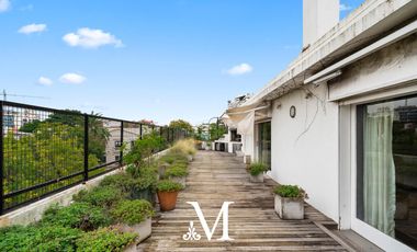 Casa en Barrio Parque con 7 dormitorios, jardin, terraza, 2 cocheras, 2 ascensores, 45 m de frente