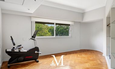 Casa en Barrio Parque con 7 dormitorios, jardin, terraza, 2 cocheras, 2 ascensores, 45 m de frente