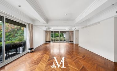 Casa en Barrio Parque con 7 dormitorios, jardin, terraza, 2 cocheras, 2 ascensores, 45 m de frente