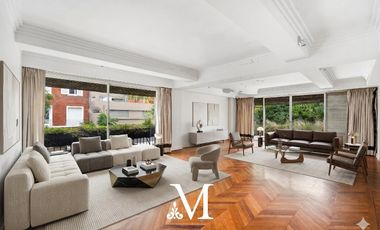 Casa en Barrio Parque con 7 dormitorios, jardin, terraza, 2 cocheras, 2 ascensores, 45 m de frente