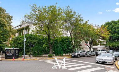 Casa en Barrio Parque con 7 dormitorios, jardin, terraza, 2 cocheras, 2 ascensores, 45 m de frente