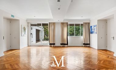 Casa en Barrio Parque con 7 dormitorios, jardin, terraza, 2 cocheras, 2 ascensores, 45 m de frente