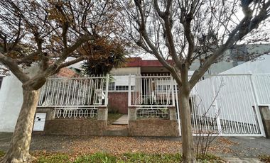 Venta casa 3 ambientes con cochera en Quilmes