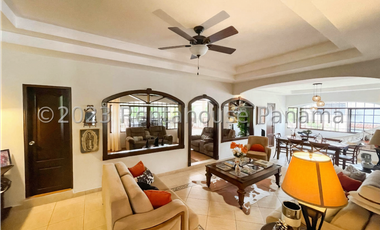 Casa de dos niveles en venta en Las Cumbres, Panamá. 24-2190.