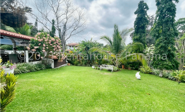 Casa de dos niveles en venta en Las Cumbres, Panamá. 24-2190.