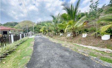 Casa de dos niveles en venta en Las Cumbres, Panamá. 24-2190.