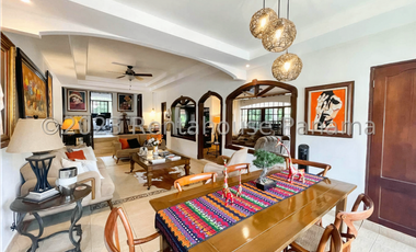 Casa de dos niveles en venta en Las Cumbres, Panamá. 24-2190.